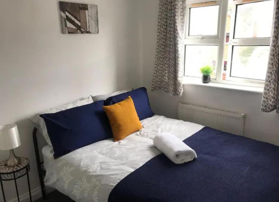 Apartment Contractor And Family Friendly Spacious 3-Bed House With Private Parking, Wifi, Garden Area